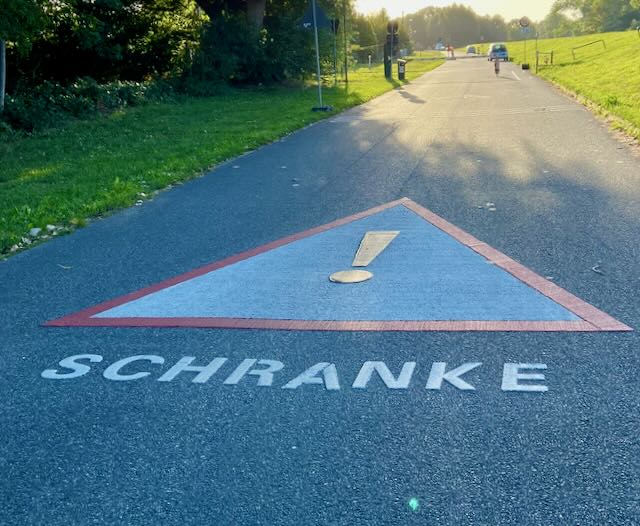 Da steht ein Auto auf der Straße